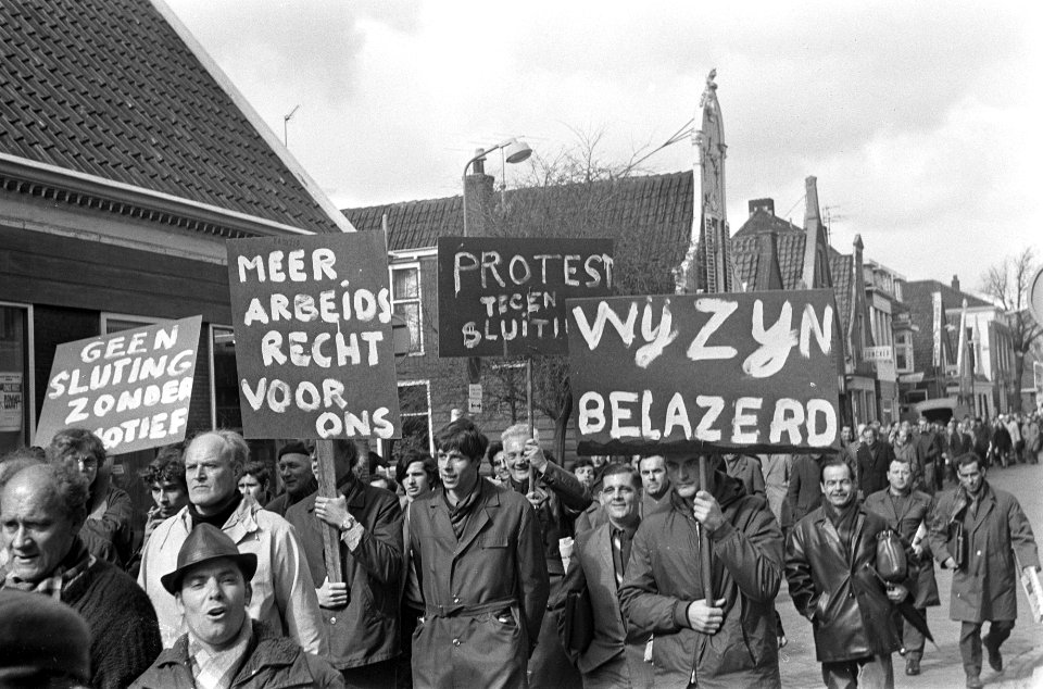 Arbeiders demonstreren tegen de voorgenomen sluiting van fabriek van Thomassen e, Bestanddeelnr 922-3112