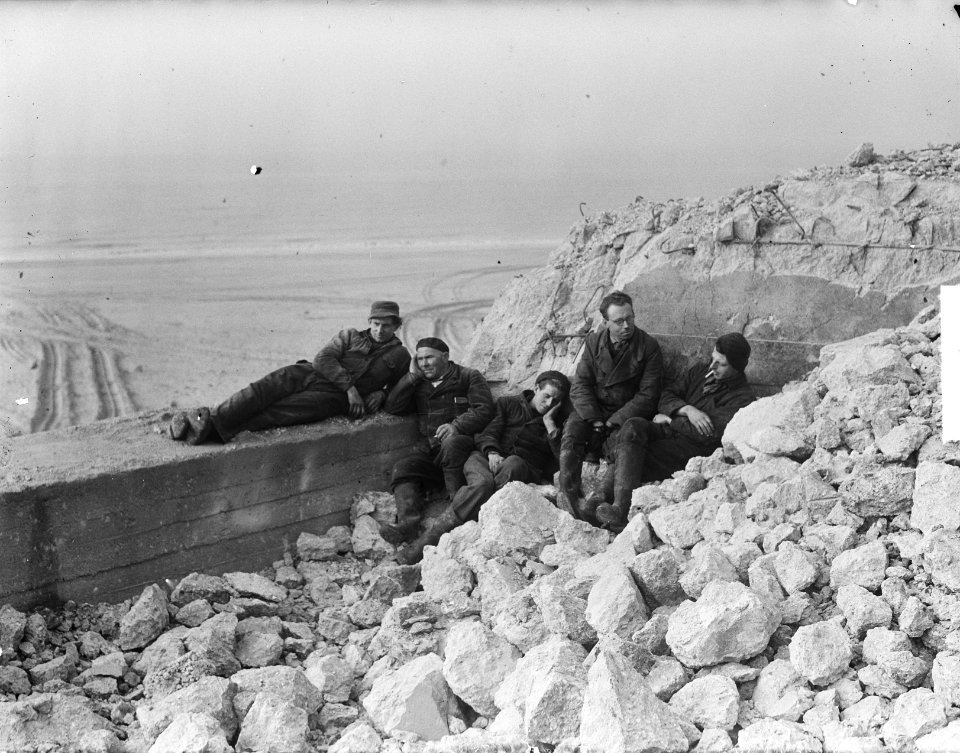 Arbeiders in zon op bunkers te Zandvoort, Bestanddeelnr 904-4215