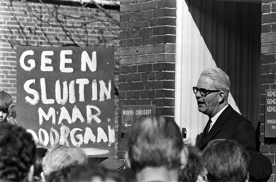 Arbeiders demonstreren tegen de voorgenomen sluiting van fabriek van Thomassen e, Bestanddeelnr 922-3109