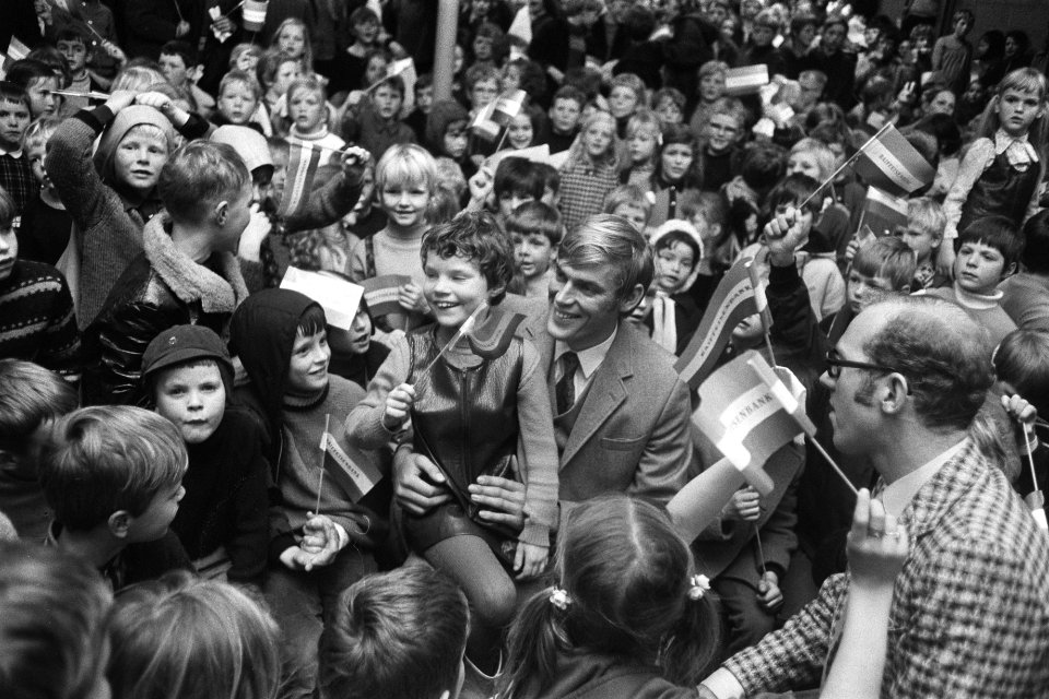 Ard Schenk tussen de kinderen, Bestanddeelnr 924-3631