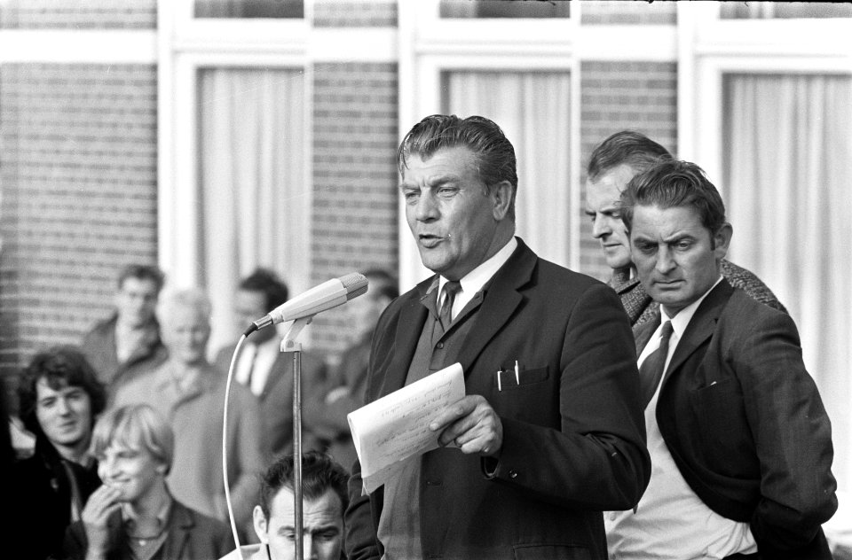 Arbeiders in kartonindustrie in Oost Groningen staken 24u voor meer loon. Nummer, Bestanddeelnr 922-8277