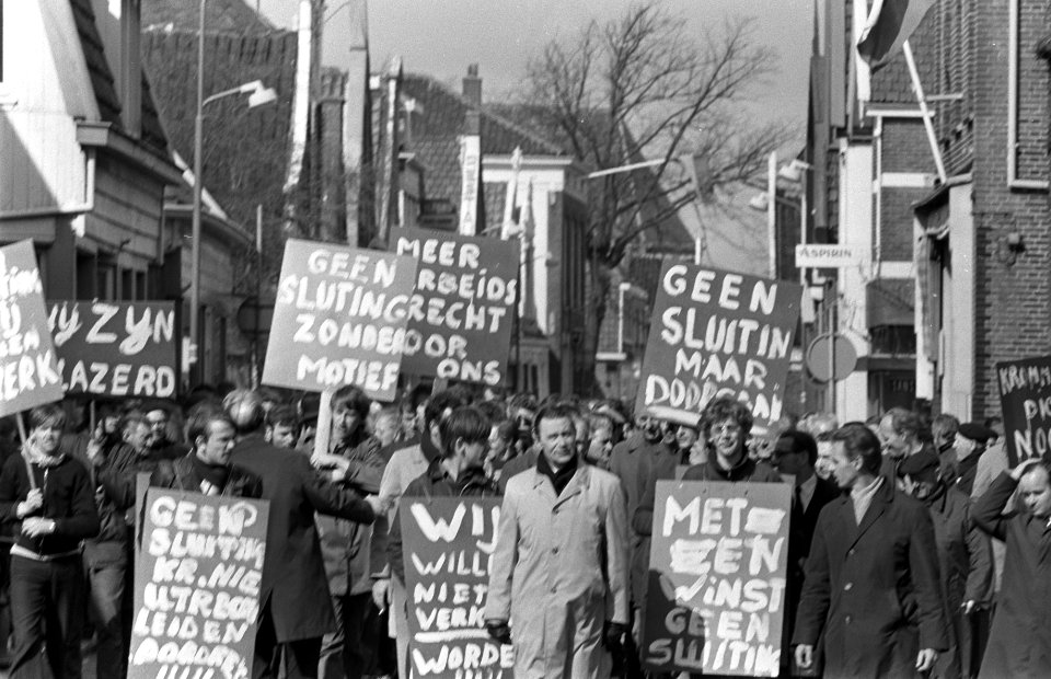 Arbeiders demonstreren tegen de voorgenomen sluiting van fabriek van Thomassen e, Bestanddeelnr 922-3124