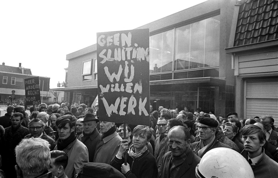 Arbeiders demonstreren tegen de voorgenomen sluiting van fabriek van Thomassen e, Bestanddeelnr 922-3116