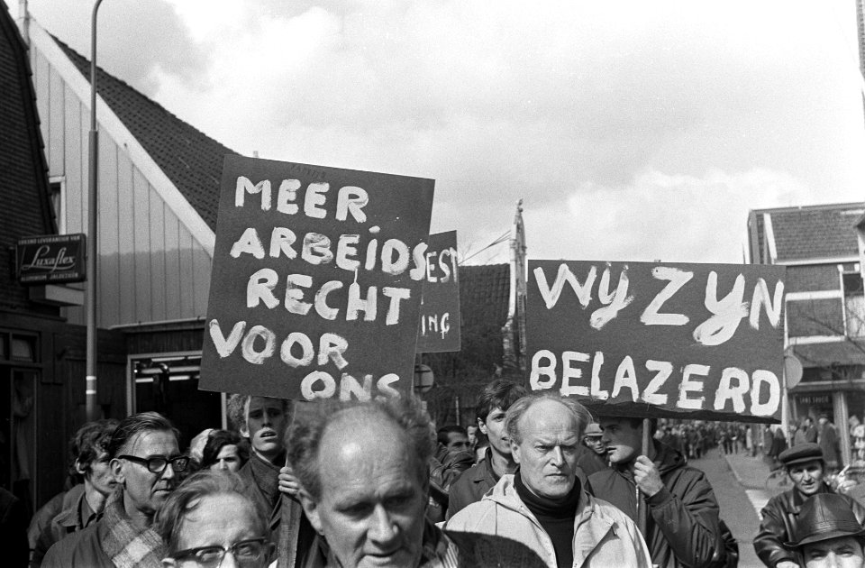Arbeiders demonstreren tegen de voorgenomen sluiting van fabriek van Thomassen e, Bestanddeelnr 922-3113