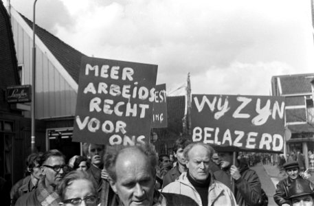 Arbeiders demonstreren tegen de voorgenomen sluiting van fabriek van Thomassen e, Bestanddeelnr 922-3113