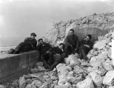 Arbeiders in zon op bunkers te Zandvoort, Bestanddeelnr 904-4217