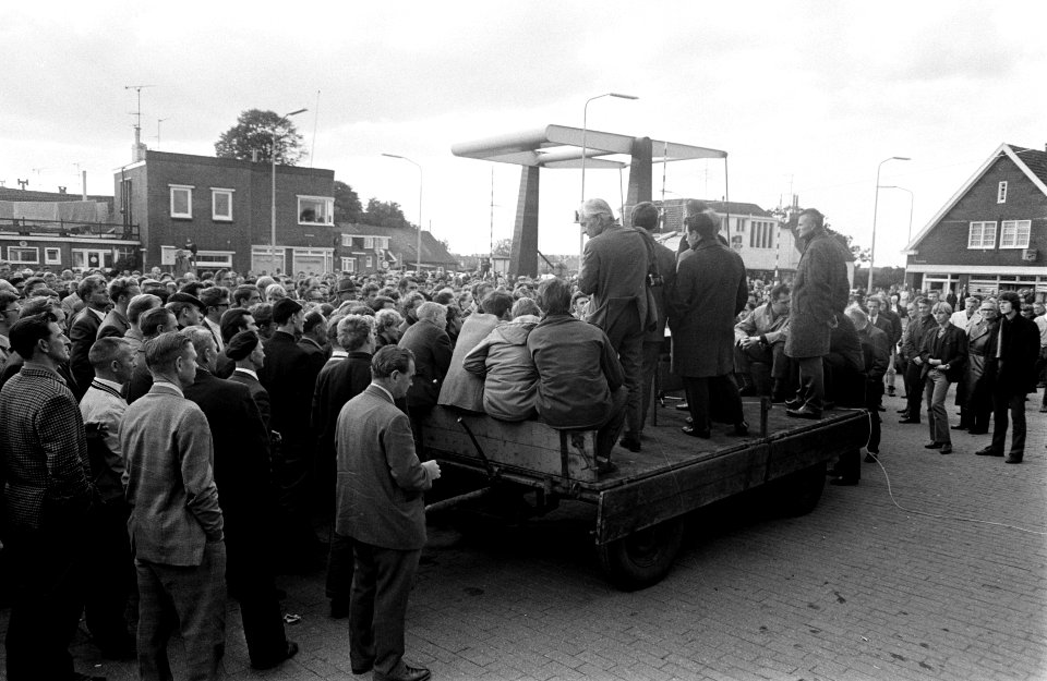 Arbeiders in kartonindustrie in Oost Groningen staken 24u voor meer loon. Overzi, Bestanddeelnr 922-8281