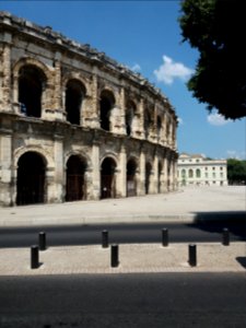 Arcades des Arènes de Nîmes et palais de justice