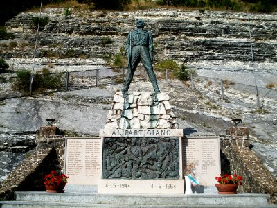 Arcevia monumento al partigiano photo