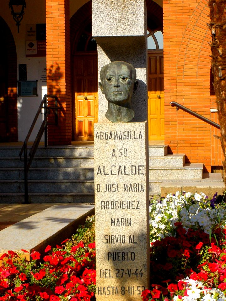 Argamasilla de Calatrava - Monumento al alcalde José María Rodríguez Marín 2