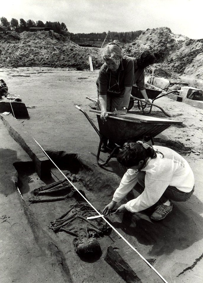 Archeologen bij het graf dat is blootgelegd in de Velserbroek, nabij de Slaperdijk. NB. 4000 jaar oud skelet. Aangekocht in 1990 van United Photos de Boer bv. - Negatiefnummer 31010 k 31. - Gepublicee