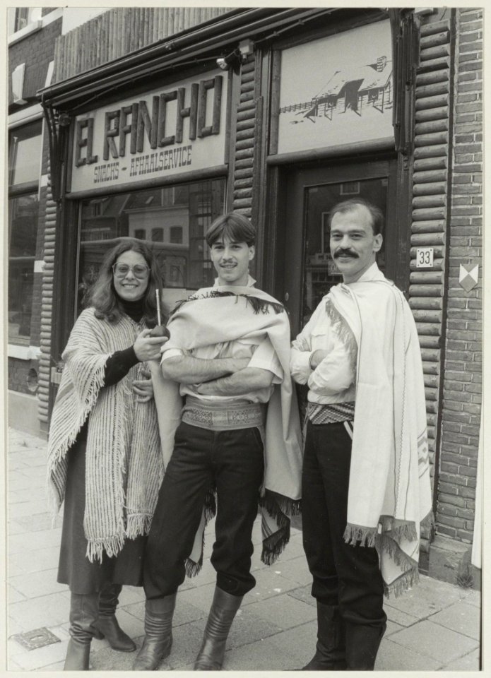 Argentijnse snackbarafhaalservice El Rancho, Gedempte Oude Gracht 33. V.l.n.r. Sari, Gabriël en Hector Machin. NL-HlmNHA 54013138