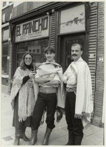 Argentijnse snackbarafhaalservice El Rancho, Gedempte Oude Gracht 33. V.l.n.r. Sari, Gabriël en Hector Machin. NL-HlmNHA 54013138