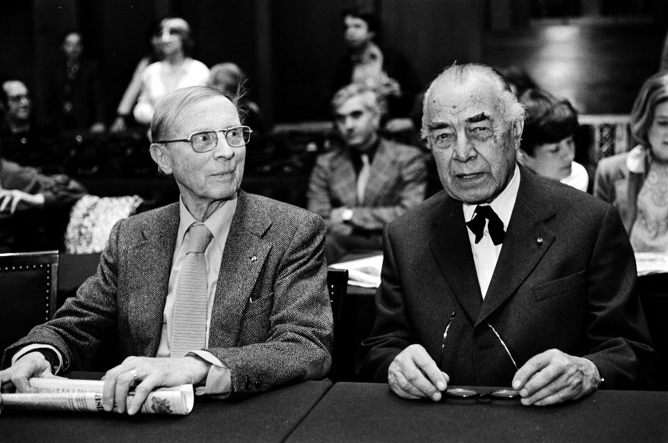 Architect Bijvoet (r) en Holt (l) van het eventueel te bouwen muziektheater, Bestanddeelnr 930-2339