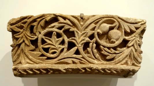 Arch section with acanthus scroll, fruit and tendrils, Egypt, early 5th century AD, limestone - Sackler Museum - Harvard University - DSC01665