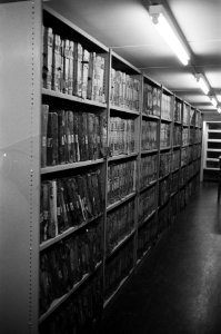 Archiefkasten met oude boeken en een kopieerapparaat, Bestanddeelnr 926-8553