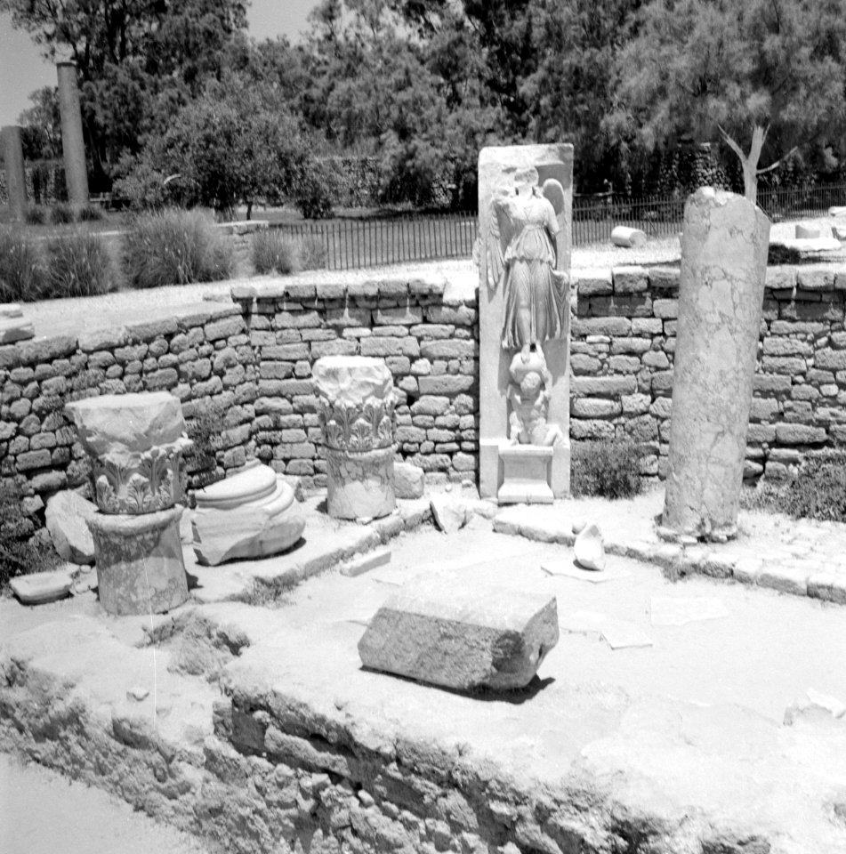 Archeologische site met bouwfragmenten waaronder een beeld van de godin van de o, Bestanddeelnr 255-2574