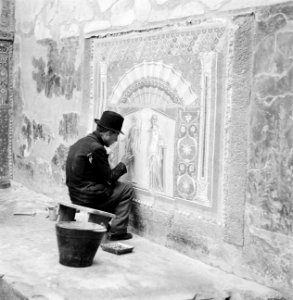Archeoloog restaurator aan het werk, Herculaneum, Bestanddeelnr 255-8856