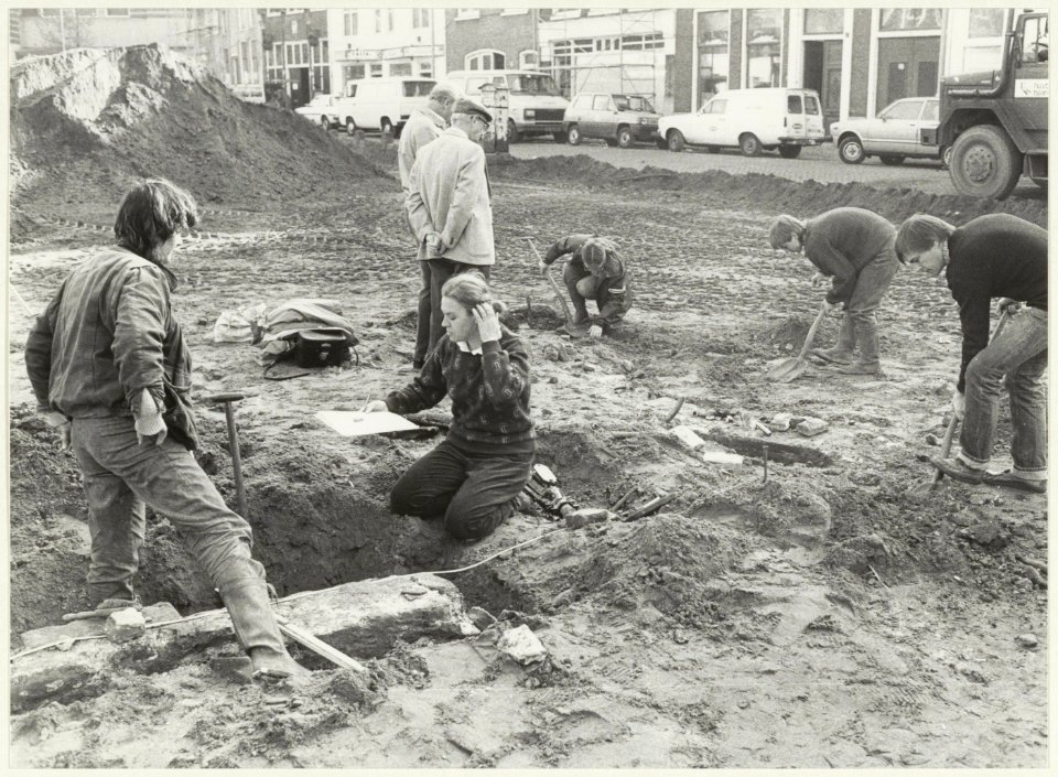 Archeologen op de Botermarkt, NL-HlmNHA 54021213