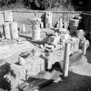 Archeologische vondsten, waaronder beeldhouwwerk en delen van zuilen, opgesteld , Bestanddeelnr 255-1462