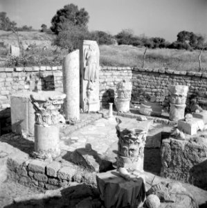 Archeologische vondsten, waaronder beeldhouwwerk en delen van zuilen, opgesteld , Bestanddeelnr 255-1463