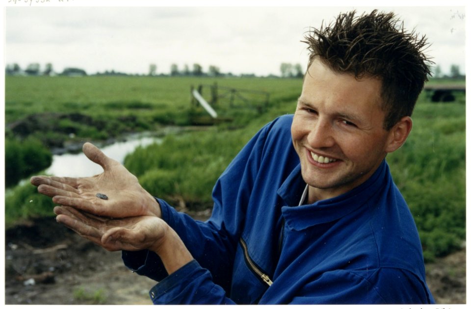 Archeoloog Erik Jacobs vond een 4000- jaar oude speerpunt bij de afgraving van de Hekslootpolder. NL-HlmNHA 54037332 1