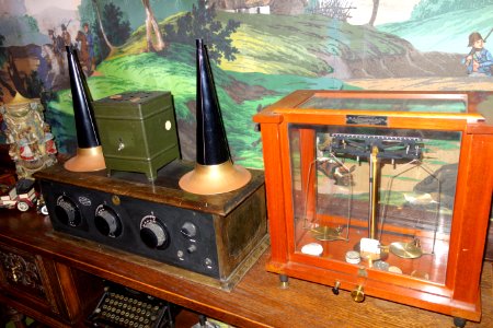Arborphone radio and laboratory scales - Bayernhof Museum - DSC06364