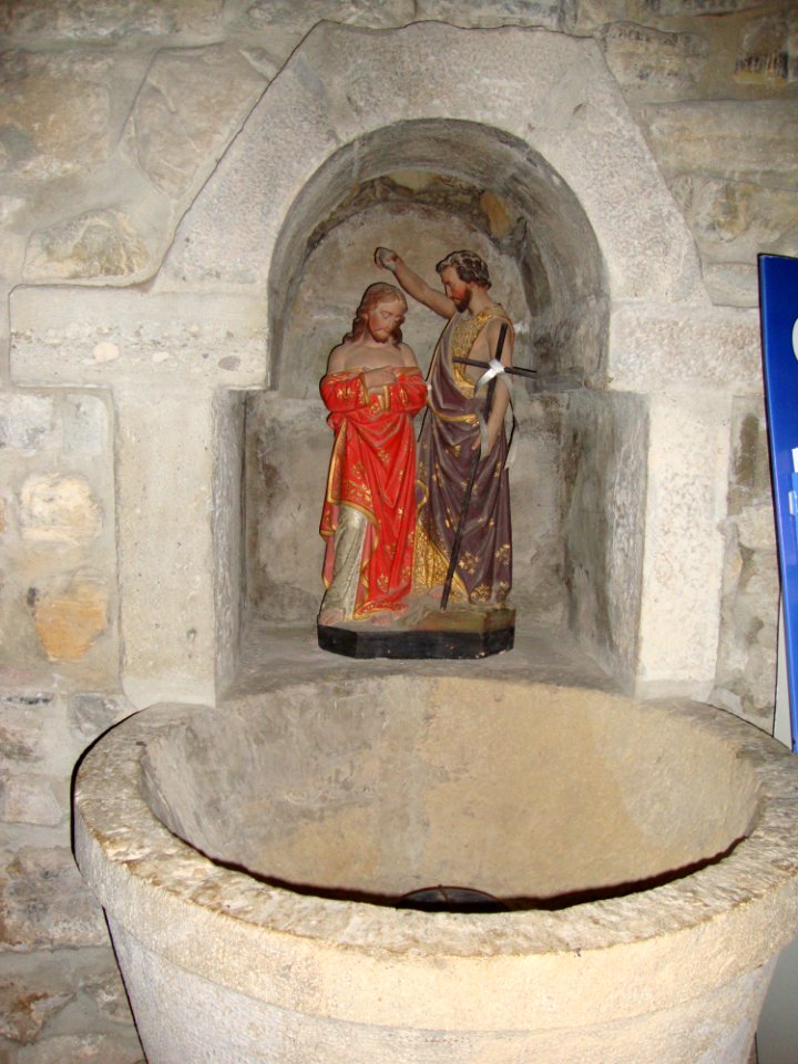 Arbonne (Pyr-Atl., Fr) Font baptismale avec le Christ et St.Jean Baptiste