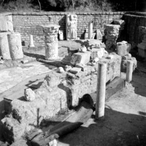 Archeologische vondsten, waaronder beeldhouwwerk en delen van zuilen, opgesteld , Bestanddeelnr 255-1465