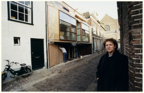 Architect Max van Aerschot voor zijn nieuwe woningproject in het Begijnhof. NL-HlmNHA 54036932