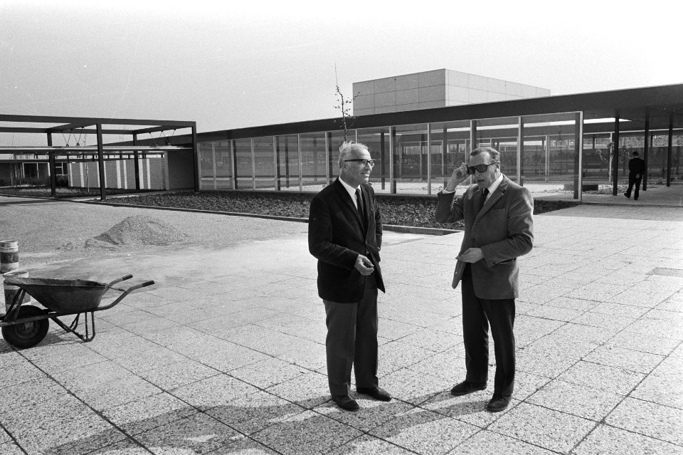 Architecten De Kimpe (l) en Laarhoven voor de aula, Bestanddeelnr 924-5706