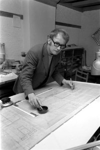 Architect Tjakko Hazewinkel achter de tekentafel, Bestanddeelnr 923-2251