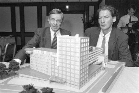 Architect Rem Koolhaas (r) en heer Stal (Parkstede BV) bij de maquette van het w, Bestanddeelnr 934-3224
