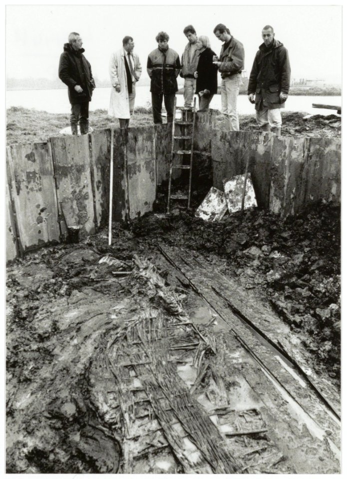 Archeoloog Wim Bosman ( Velsen) en vertegenwoordigers van recreatieschap Spaarnwoude bij de opgraving van prehistorisch vlechtwerk van de net ontdekte vierde strandwal in de Veerpolder. NL-HlmNHA 54035323