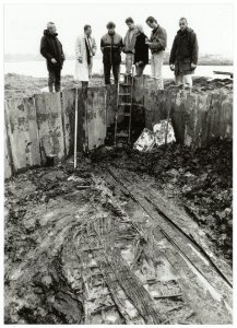 Archeoloog Wim Bosman ( Velsen) en vertegenwoordigers van recreatieschap Spaarnwoude bij de opgraving van prehistorisch vlechtwerk van de net ontdekte vierde strandwal in de Veerpolder. NL-HlmNHA 54035323