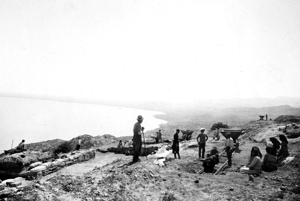 Arbetsbild från östsluttningen. Vouni. Galini - SMVK - C01649