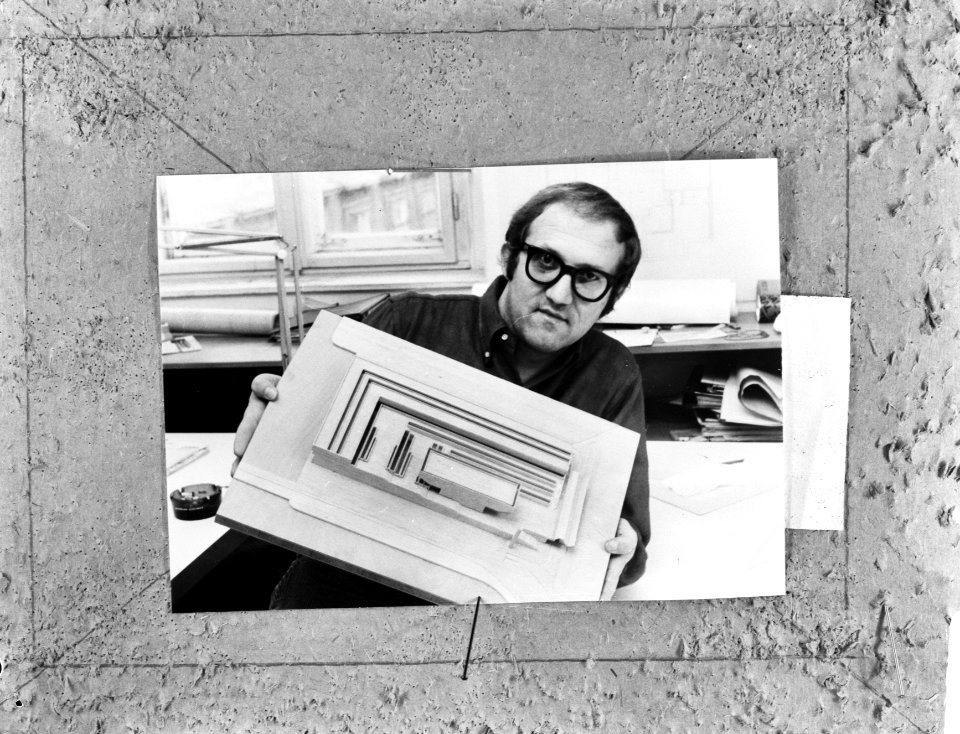 Architect Wilhelm Holzbauer uit Wenen, met winnend ontwerp voor het nieuwe stadh, Bestanddeelnr 921-8979