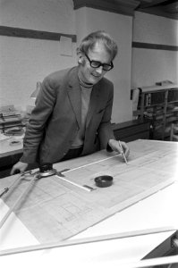 Architect Tjakko Hazewinkel achter de tekentafel, Bestanddeelnr 923-2252