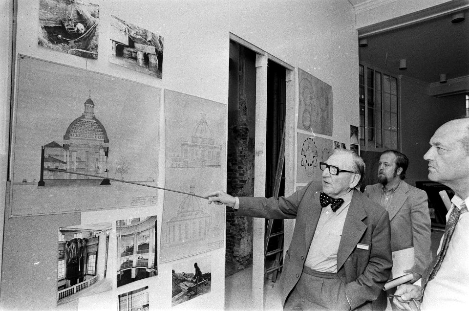 Architect W. J. Kuipers geeft uitleg bij de tekening, Bestanddeelnr 928-0875