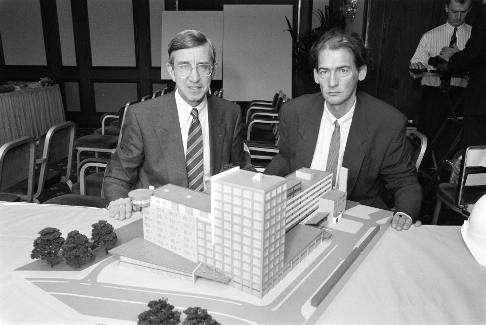Architect Rem Koolhaas (r) en heer Stal (Parkstede BV) bij de maquette van het w, Bestanddeelnr 934-3223