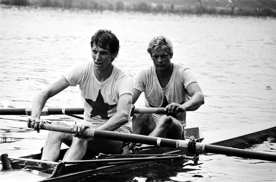 ARB-roeiwedstrijden op Bosbaan twee zonder stuurman van Aegir. Links Joost Adem, Bestanddeelnr 932-1980