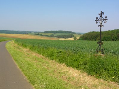 Aouste (Ardennes) Paysage avec croix de chemin