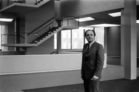 Architect J. van Tricht in het Van Goghmuseum, Bestanddeelnr 926-1955
