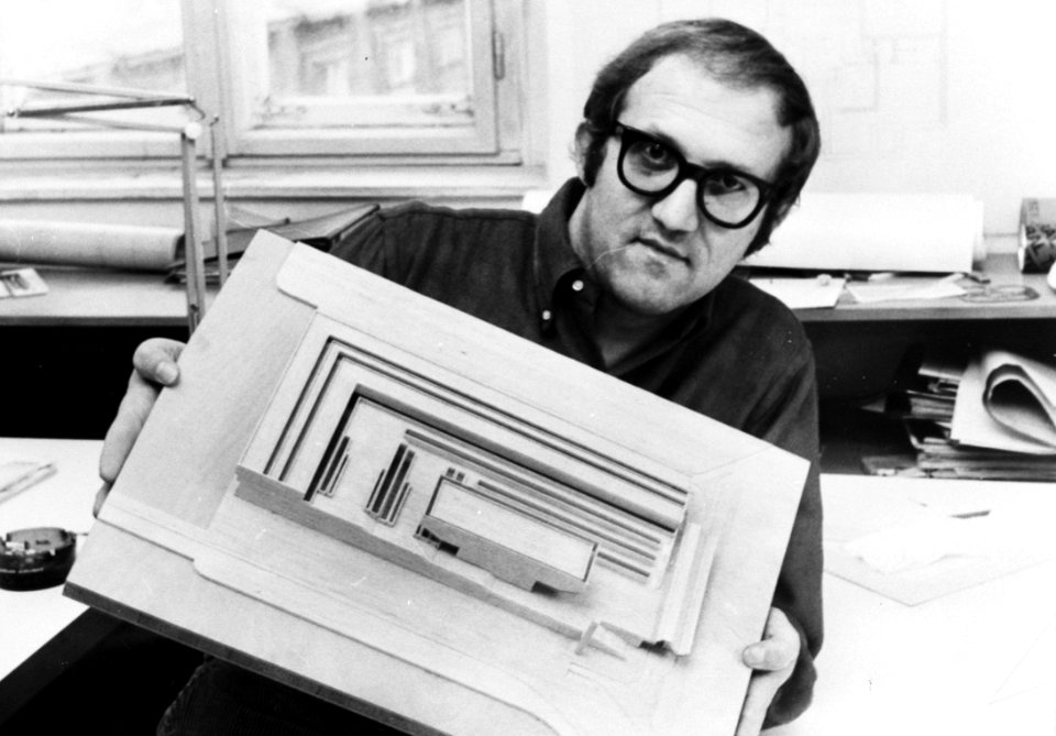 Architect Wilhelm Holzbauer uit Wenen, met winnend ontwerp voor het nieuwe stadh, Bestanddeelnr 921-8979 (cropped)