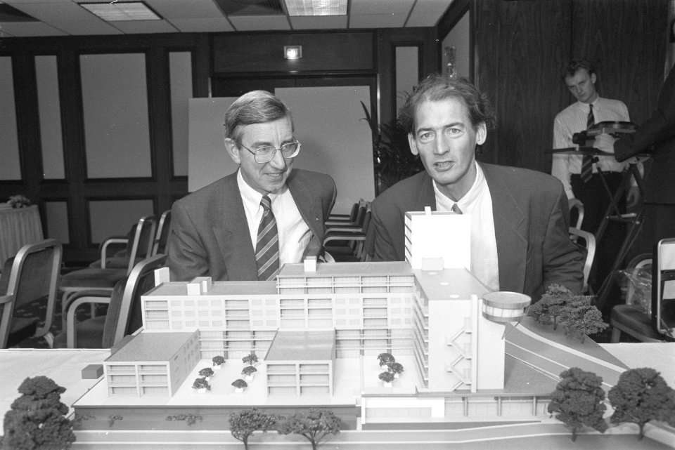 Architect Rem Koolhaas (r) en heer Stal (Parkstede BV) bij de maquette van het w, Bestanddeelnr 934-3225