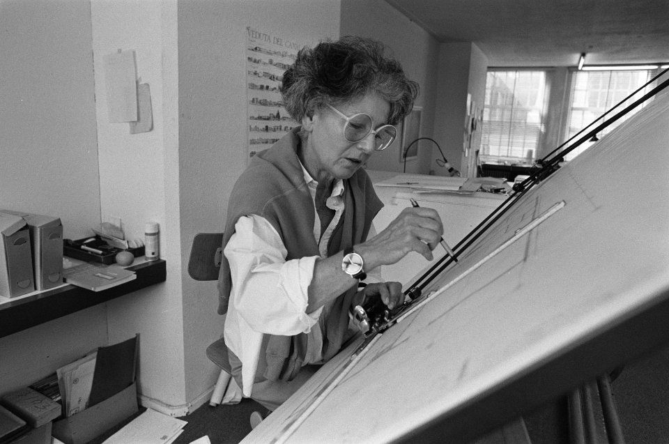 Architecte Luzia Hartsuyker-Curjel achter de tekentafel, Bestanddeelnr 934-0260