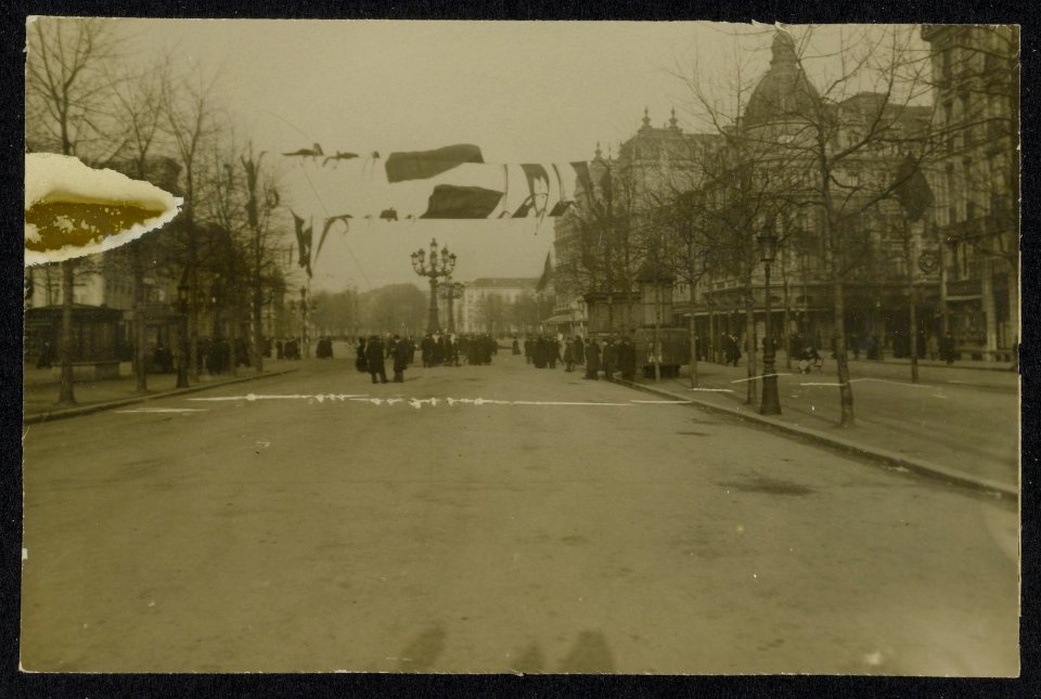 Antwerpen. Frankrijklei bij de Vlaamse schouwburg direct na het einde van eerste, Bestanddeelnr 158-0612