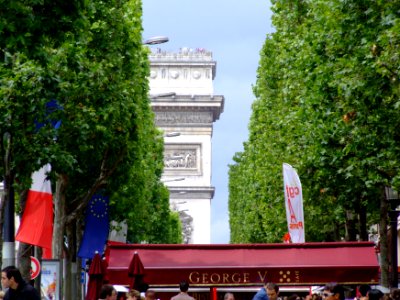 Arc de Triomphe de l'Etoile, George V, Avenue des Champs-Elysees photo