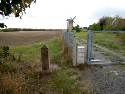 Apelstein Nr. 46 - Schlacht bei Möckern am 16. Oktober 1813 mit Lindenthaler Mühle im Hintergrund im September 2019