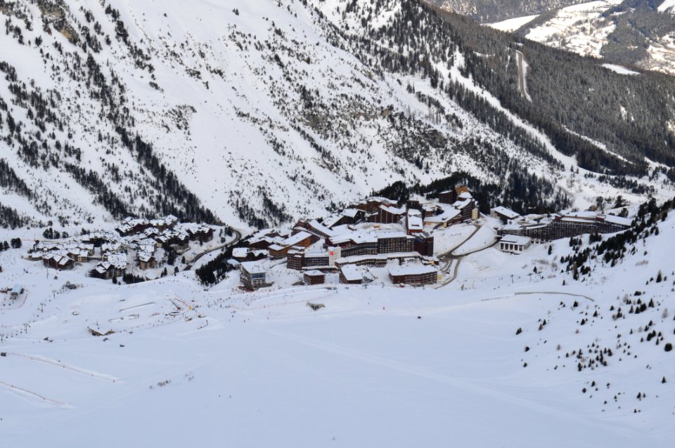 Arc 1950 and Arc 2000 seen from Lanchettes (crop)